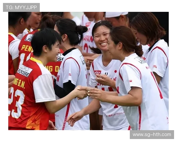 世运会拔河比赛后主持人向荷兰选手赠送生日礼物